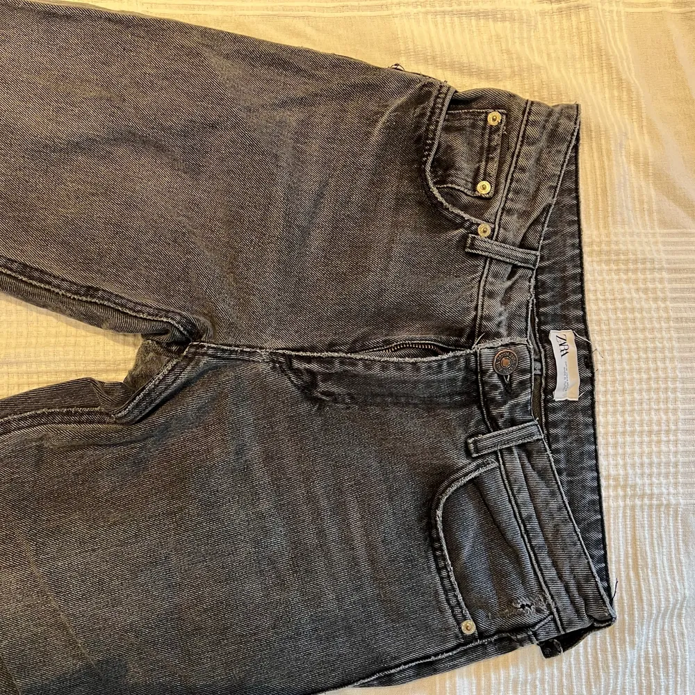 Grå Zara jeans med slits i storlek M. Jeans Är los waist och köpta för 2 år sedan. Jättefin grå tvätt med en slits nedtill på båda benen. Passar mig i längden (176 cm) och även min vän som 169.  Kontakt mig för ytterligare info och bilder💕. Jeans & Byxor.