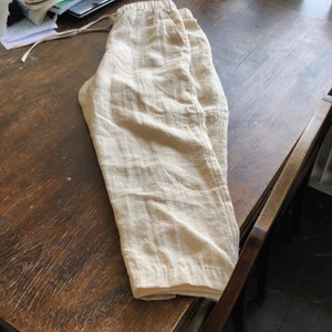 🌸Linnebyxor🌸 - Säljer nu dessa beiga trendiga linne byxor pga för små. Väldigs sköna och finna.Hör av er vid intresse!