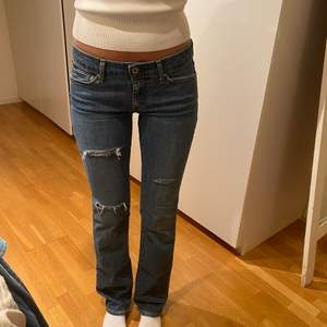 Ett par as snygga low waist jeans från Levis i väldigt fint skick. Skriv privat om ni har frågor eller vill köpa💕 Om det är många intresserade aktiverar jag budgivning.