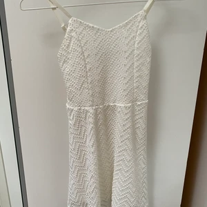 Klänning - En jättefin sommarklänning till barn i mycket bra skick :)