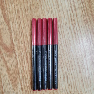 Läpppenna - Jag har 5 st oanvända röda läppenor fortfarande med plasten på. 20 kr st, 60 kr för alla 5.