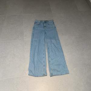 Jätte snygga Weekday jeans i modellen ”Ace”💕 Köpte för några år sedan och säljs för att de inte kommer till användning längre.💕 storleken är ”W25/L32”💕