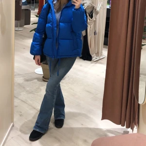 Blåa jeans - BYXORNA ÄR INTE SÅLDA!!  Super fina jeans från Ginatricot i storlek 38. Använda en del men väldigt bra skick. Hör av er vid frågor 💕💕💕