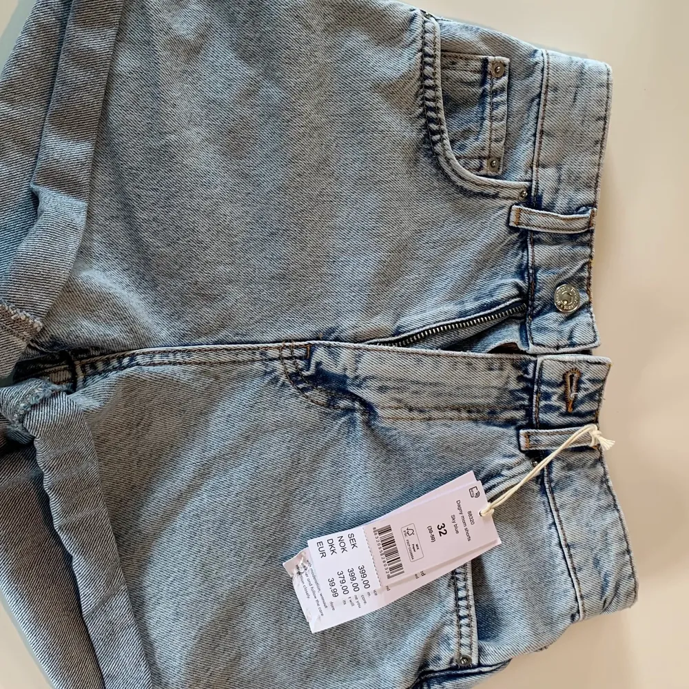 säljer dessa jättefina shorts ifrån gina tricot i färgen sky blue 💙 aldrig använda! priset är 150 kr inkl frakt. Shorts.