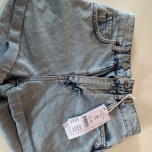 Gina Tricot dagny mom shorts strl 34 - säljer dessa jättefina shorts ifrån gina tricot i färgen sky blue 💙 aldrig använda! priset är 150 kr inkl frakt