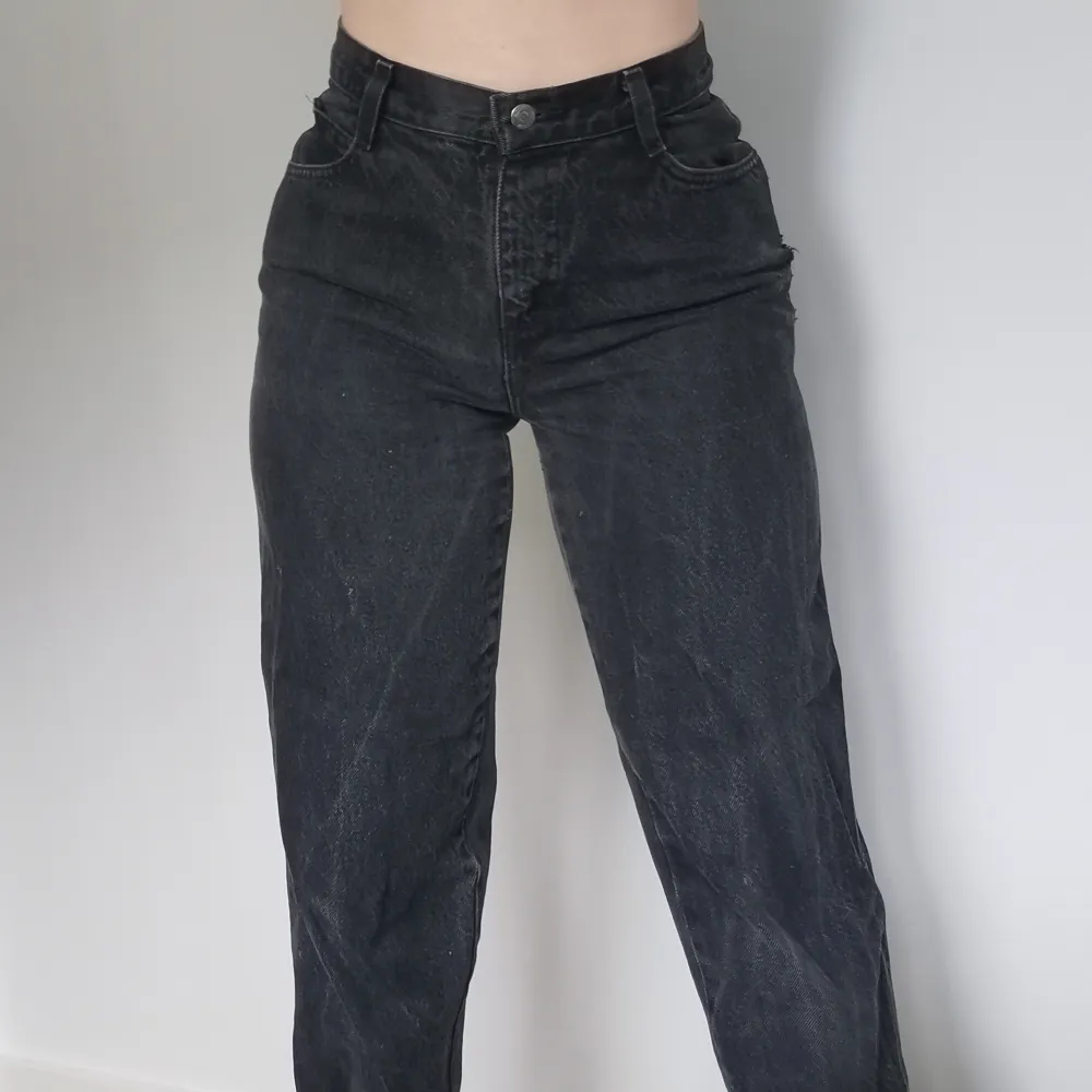 Svarta stentvättade jeans från beyond retro. . Jeans & Byxor.