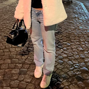 Lågmidjade jeans - Säljer dessa blåa lågmidjade jeans då jag redan har flera stycken. Jeansen är bara använda ett par få gånger så inte slitna eller något sånt. Hör av er vid fler bilder. Lägsta priset är 250kr. Om många är intresserade blir det budgivning till 4 Juli! 