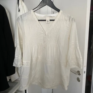 Vit Topp - Vit topp från H&M, strl 34, använt skick, inga defekter, fortfarande helvit