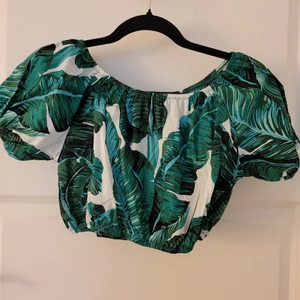 Blommigt set🦋 - Ett fint shein set jag köpte för ett tag sen som aldrig har blivit använd. Storleken är 152 men passar sannerligen flera storlekar större. Materialet är stretching och skönt. Toppen är dessutom lite off shoulder!