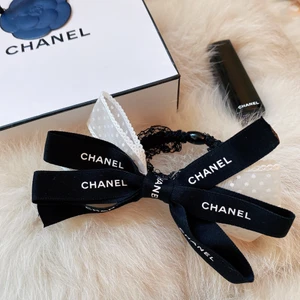 Handmade hårsnodd gjordes av Chanel band - Väldigt söt hårsnodd med rosett i svart och vit färg. 