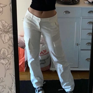 Cargo byxor - Säljer mina vita cargo byxor från zara i storlek 38💖