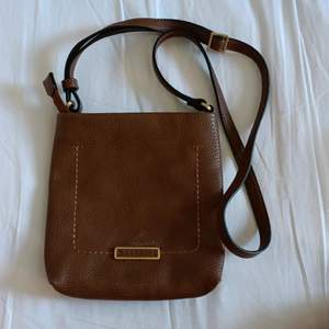 Esprit handväska köpt på Åhléns. 19x20cm. Tror inte att det är äkta läder. Priset kan diskuteras.