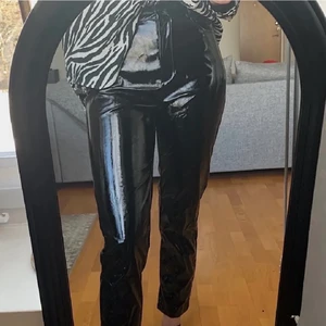 Byxor - Säljer oanvända lackbyxor från NAKD! Otroligt fina och helt oanvända. Dem är i storlek 36! Kan mötas upp eller frakta den. 