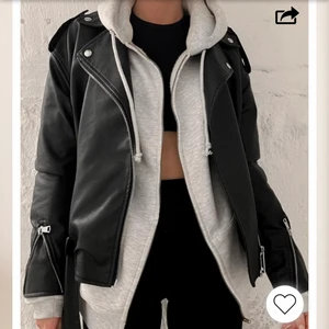 Boyfriend jacket - Säljer nu denna otroligt trendiga boyfriend skinnjackan, säljes pågrund av att jag tröttnat på den. Köptes för 500kr och säljes nu för 350kr, priset kan självklart diskuteras!🙏🏻