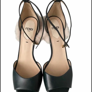 HELT NYA Fendi Sandaletter  - Helt nya och oanvända, toppenskick. Säljes enbart för att de aldrig kommit till användning och behöver rensa garderoben vid flytt. Fyndpris, ordinarie ca 15.000 kr. Kartong och extra klacktippar medföljer. 