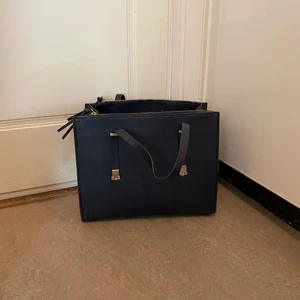 Zara väska - Marinblå zara väska, använd några gånger men bra skick.