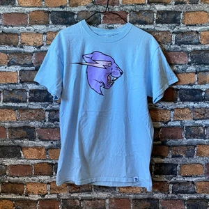 MR BEAST oversized T-shirt - En frän blå tröja från märket Mr Beast med tryck på. I fint skick. Storlek M men passar som L. För fler bilder eller mått kontakta mig. Frakt sker via PostNord spårbart 51 kr 📦
