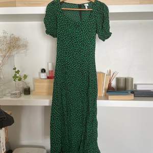 Grön och svart blommig klänning från HM