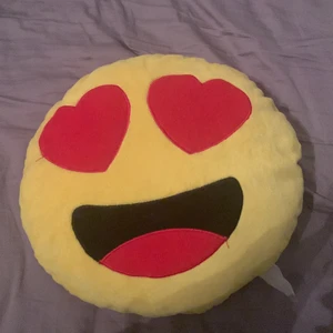 Kudde - En emoji kudde, köpt på ullared för ett tag sedan. Har haft den i sängen som ”prydnad” när sängen varit bäddad ibland. Den är i fint skick och köparen står för frakten. 