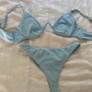 Bikini set - Blått bikini set med en mer string trosa. Hör av er för fler bilder💕 köparen står för frakten