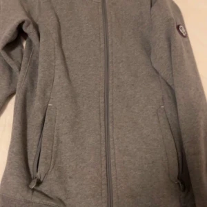 Köp  - Helt ny har aldrig haft den på mig köpte den för 2000 tusen kr men säljer den för 1200 tusen kr 