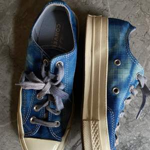 Blåa mönstrade tie dye sneakers, Converse. Storlek 38. Fint skick 💙