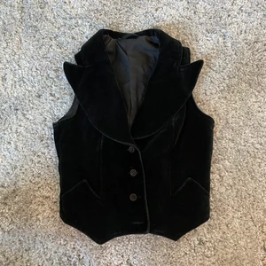 Svart väst - Tajt svart väst i mocka material, jättefint skick aldrig använt❤️ Säljer då den är för liten för mig! 