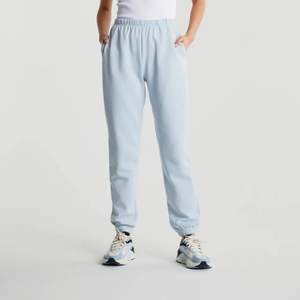 Ett par ljus blåa sweat pants från Gina Tricot som jag knappt har använt. Köpte för 250kr men säljer för att 120kr💫