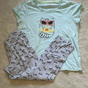 Pyjamas sett   - En söt pyjamas som är väldigt bekväm. 