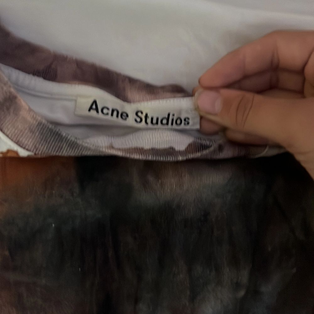 Säljer den här oanvända Acne studios tröjan.. T-shirts.