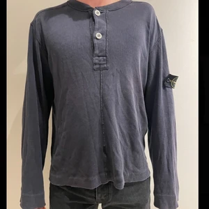 Stone Island tröja - Vintage Stone Island storlek XL Passar en M men rätt lång i armar, urtvättad Lite sliten patch