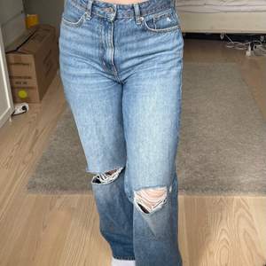 Snygga jeans från Lager 157 i modellen Boulevard 💖 De är tajtare i midjan och raka/pösigare i benen. De har storlek M och är i bra skick 🥰 Kan mötas i Stockholm eller så står köparen för frakt 🌟