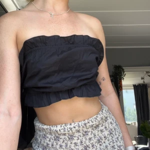 Svart topp - Oanvänd från Boohoo. Passar allt mellan XS-L eftersom den har justerbara band och det är upp till köparen att avgöra hur den ska sitta :). 