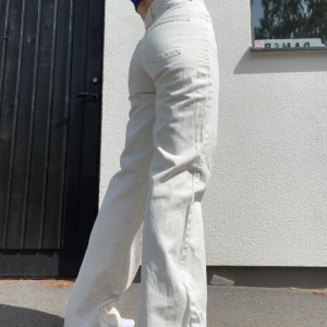 Vita jeans  - Oanvända jeans från Zara som köptes för 600kr. Skriv för prisdiskussion eller andra frågor 