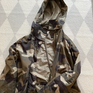 Grön militärjacka - Snygg lång jacka med militärmönster. Perfekt till hösten eller kallare sommar/vår dagar. Skriv privat för fler bilder! Använd inte ”köp nu”!!