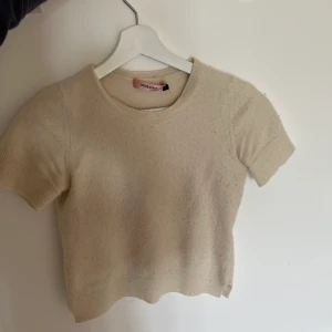 Biege Tshirt  - Superfin biege Tshirt som är i kaschmir. Den har krympt i tvätten så den passar en XS. Jätteskön och supersnygg! 
