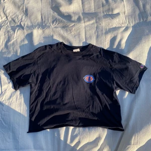 Croppad Champion Tröja - En Championtröja från 80-talet, croppad, marinblå. Tryck fram och bak