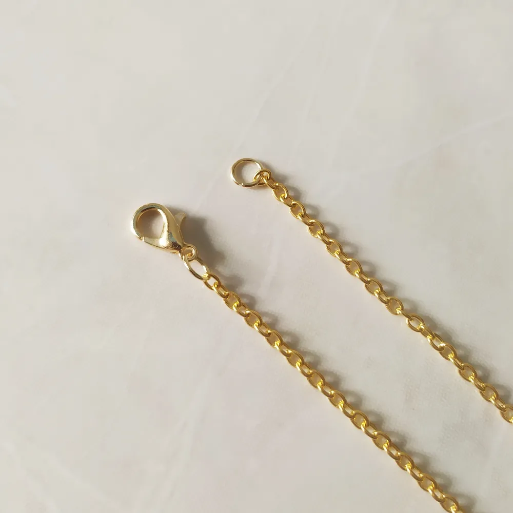Skickas med GRATIS FRAKT inom Sverige!  Vackert guldpläterat halsband med vacker berlock. Handgjord i Sverige. Extra klo-lås medföljer kostnadsfritt som reserv.  Levereras i vacker smyckespåse samt i förseglad förpackning.  Välj mellan 71cm eller 60cm.. Accessoarer.