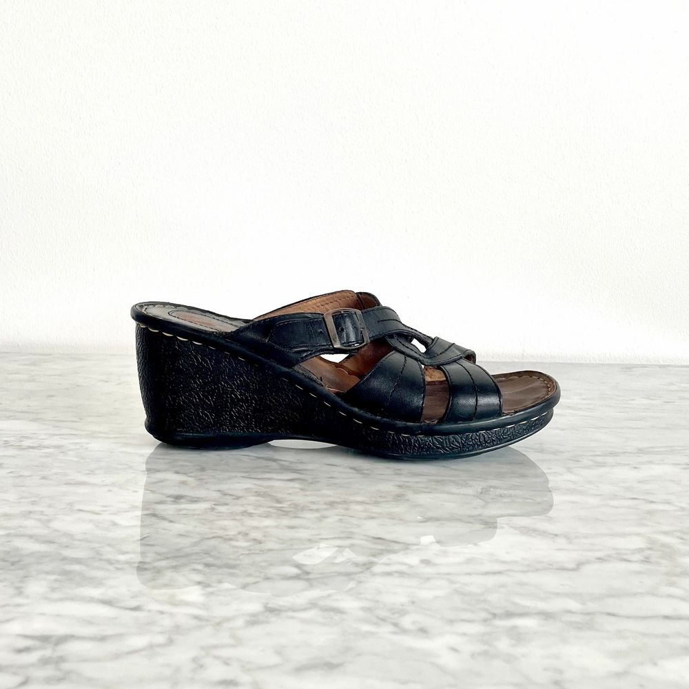 Vintage 00s Y2K real leather square toe wedges mules in black Brand: Hush Puppies. Some marks and scratches, but nothing major. Label: 6, fit best size 38. I have size 38 and they fit me perfectly. Heels: 8 cm. No returns.. Skor.