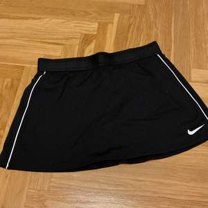 Nike tennis/golf kjol aldrig använt svart förg i storlek s