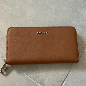 Plånbok DKNY - Plånbok i märket DKNY, kamel-färg.