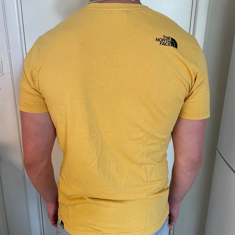 Gul north face tröja i storlek M. T-shirts.