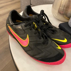 Nike skor - Inomhusskor i Nike. Andvända enstaka gånger så de är som nya i skick !