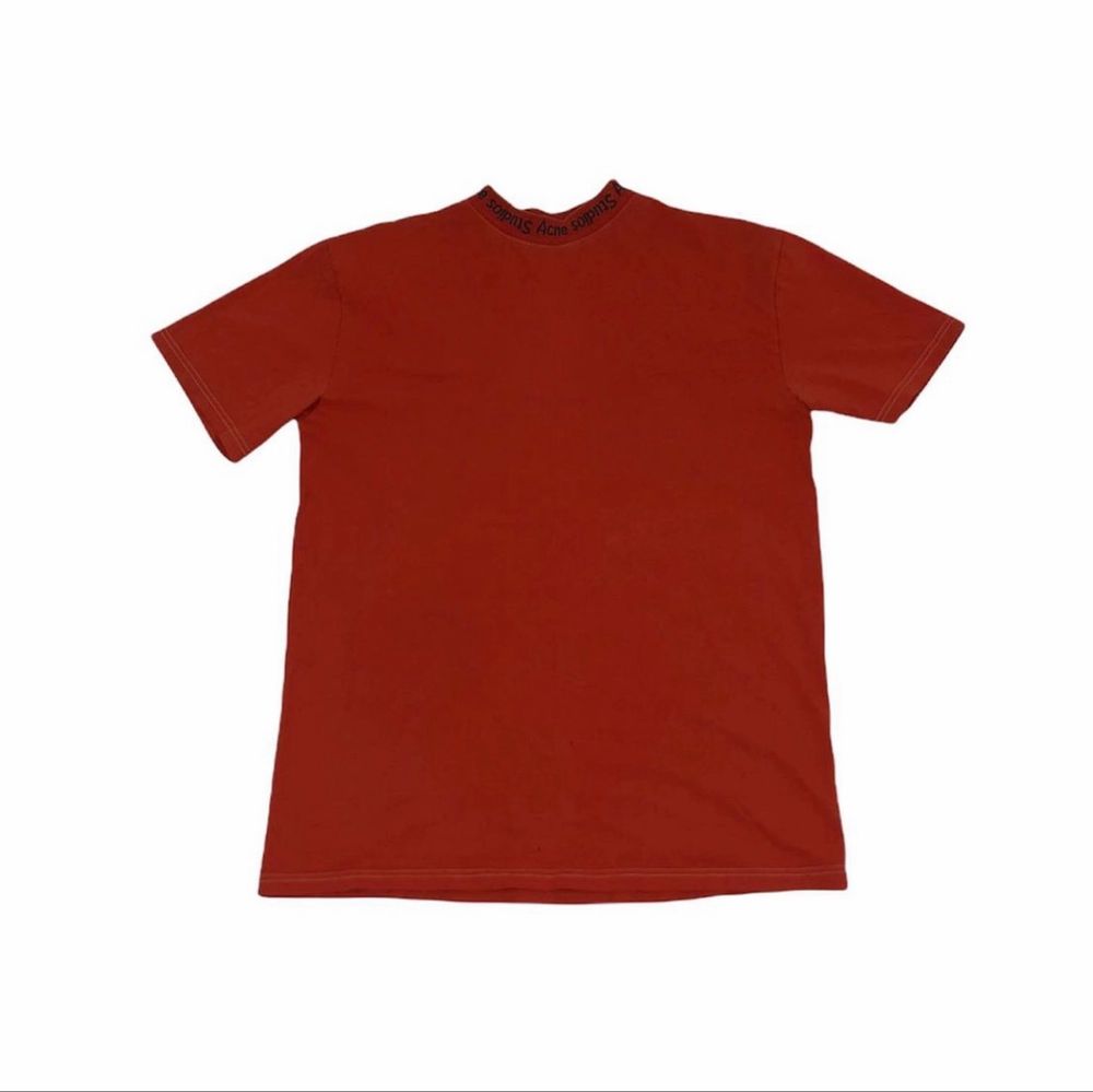 Röd acne studios t-shirt som ja använt några gånger.2 stycken små hål som inte märks av när man har på sig tröjan(se 3dje bilden). T-shirts.