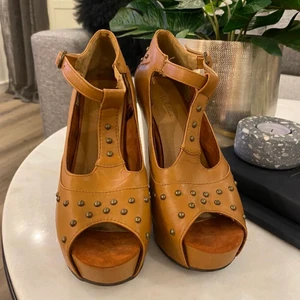 Skor  - Högklackat som är andvänd endast 1 gång så de är som nya !