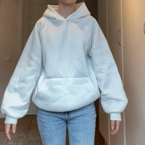Vit Hoodie - Vit Hoodie från Shein. Saknar snören. Säljer för att den är förstor. Lite nopprig, går att få bort med rakhyvel. Köpare står för frakten, kontakta mig via sms (nummer i min bio) för mer info