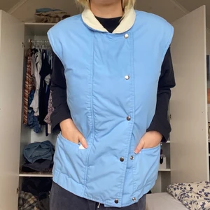 Höst/vår Väst strl M - Vintage väst med manchesterkrage! nyskick förutom en svag fläck på 3e bild, men syns knappt i verkligheten. Jag brukar ha S och den sitter snyggt oversize på mig. Kap!