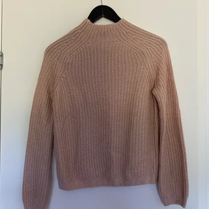 kofta från hm - säljer då den ej passar längre. fin kofta med lite glitter i garnet