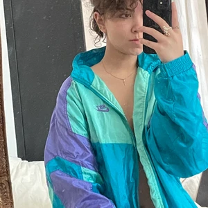 nike tracksuit jacka - ett impulsköp som aldrig kom till användning och behöver ett nytt hem 😔 skitcool thriftad nike vindjacka, markerad som en L men sitter snyggt oversize på mig som är en 168 cm lång XS <3