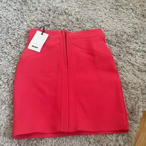 Säljer denna röda kjolen som tyvärr inte passar mig och den är aldrig använd 😄 Fin nu till sommaren. Säljer för 200kr + frakt ❣️
